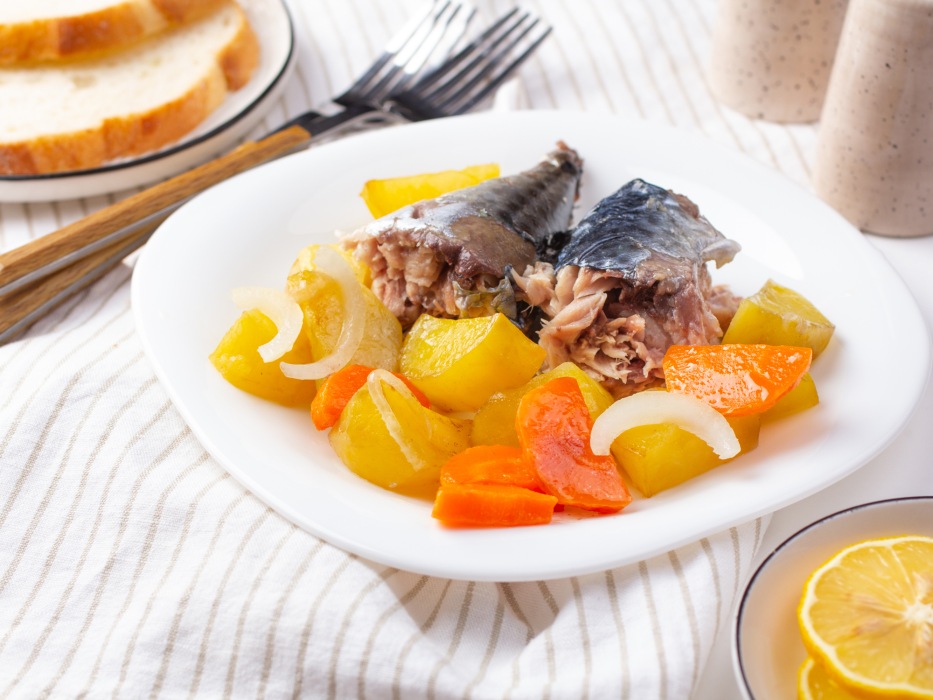 Скумбрия в духовке целиком с картошкой