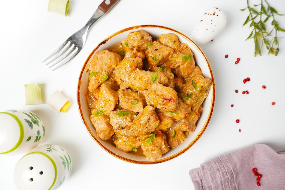 Свинина в сметанном соусе на сковороде