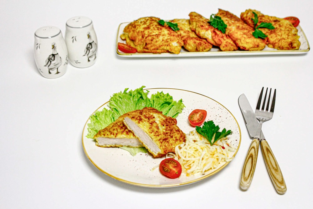 Свиные отбивные в кляре с сыром и майонезом