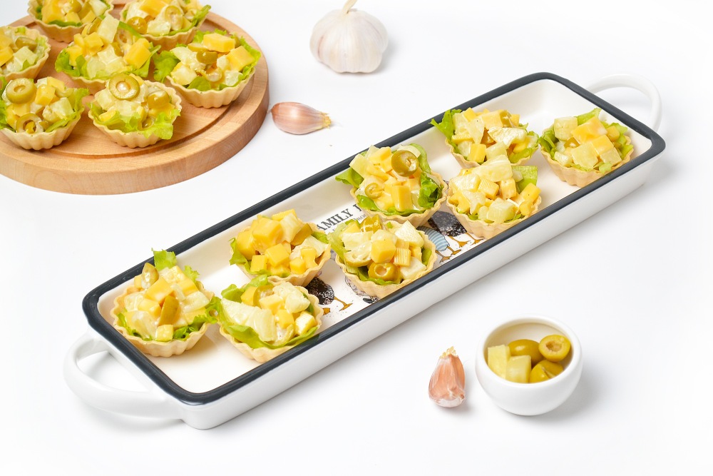 Тарталетки с сыром, ананасом и чесноком на праздничный стол