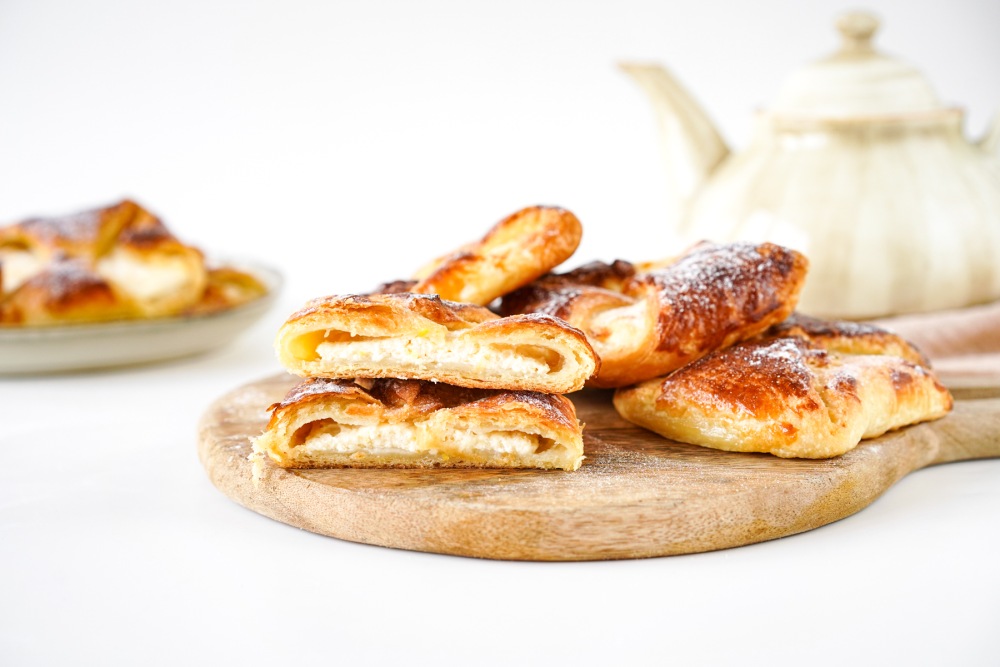 Венгерская ватрушка из слоеного теста с творогом