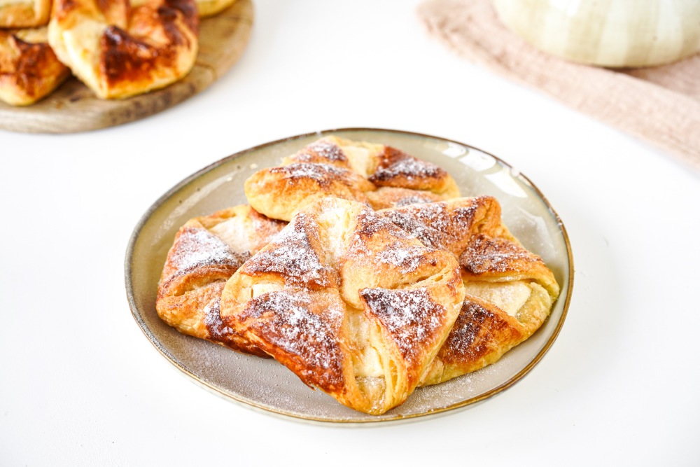 Венгерская ватрушка из слоеного теста с творогом