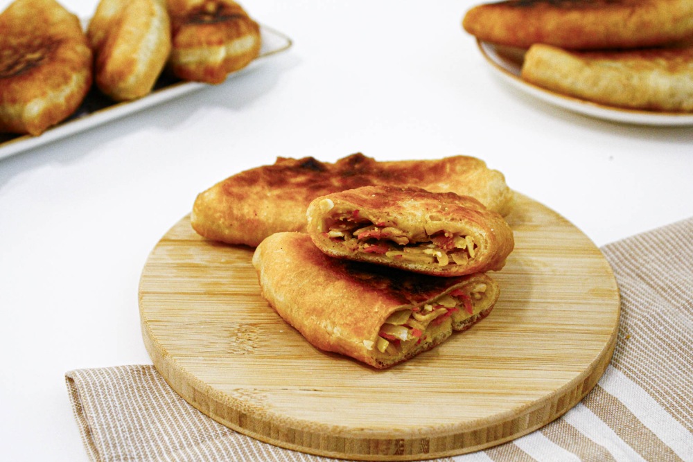 Жареные пирожки с капустой и яйцом