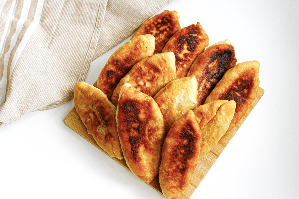 Жареные пирожки с капустой и яйцом