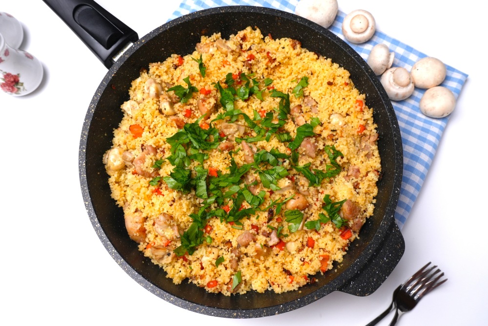 Кускус с курицей и грибами на сковороде