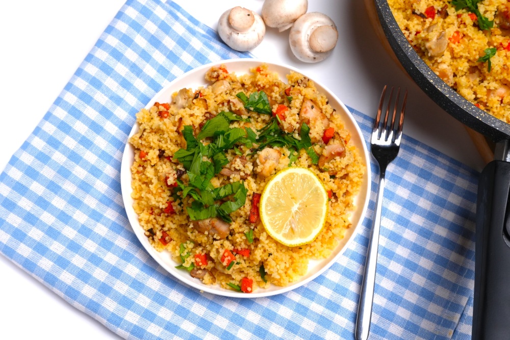 Кускус с курицей и грибами на сковороде