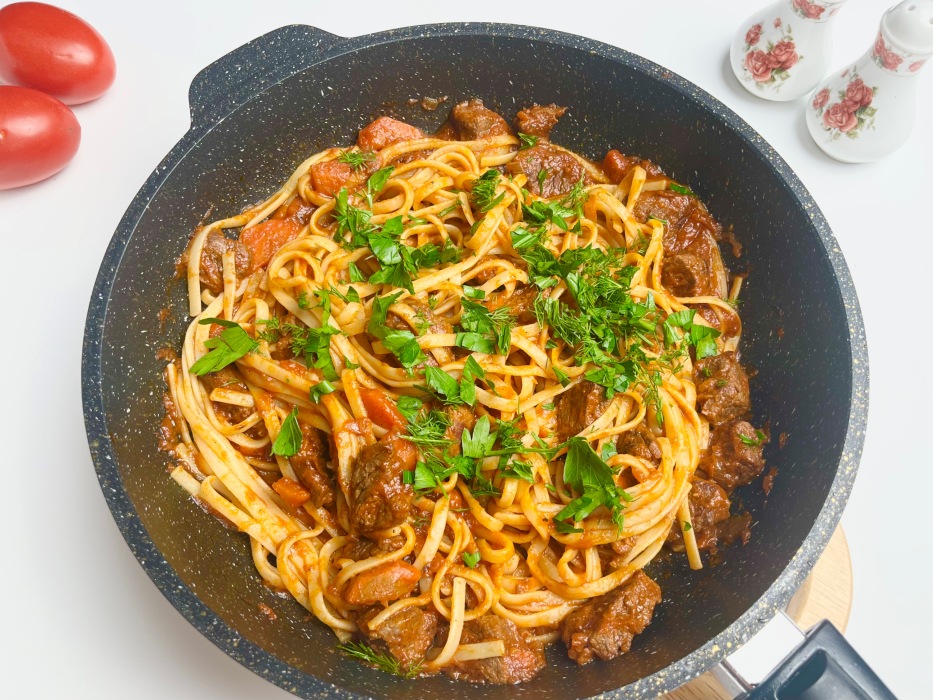 Паста с говядиной в томатном соусе