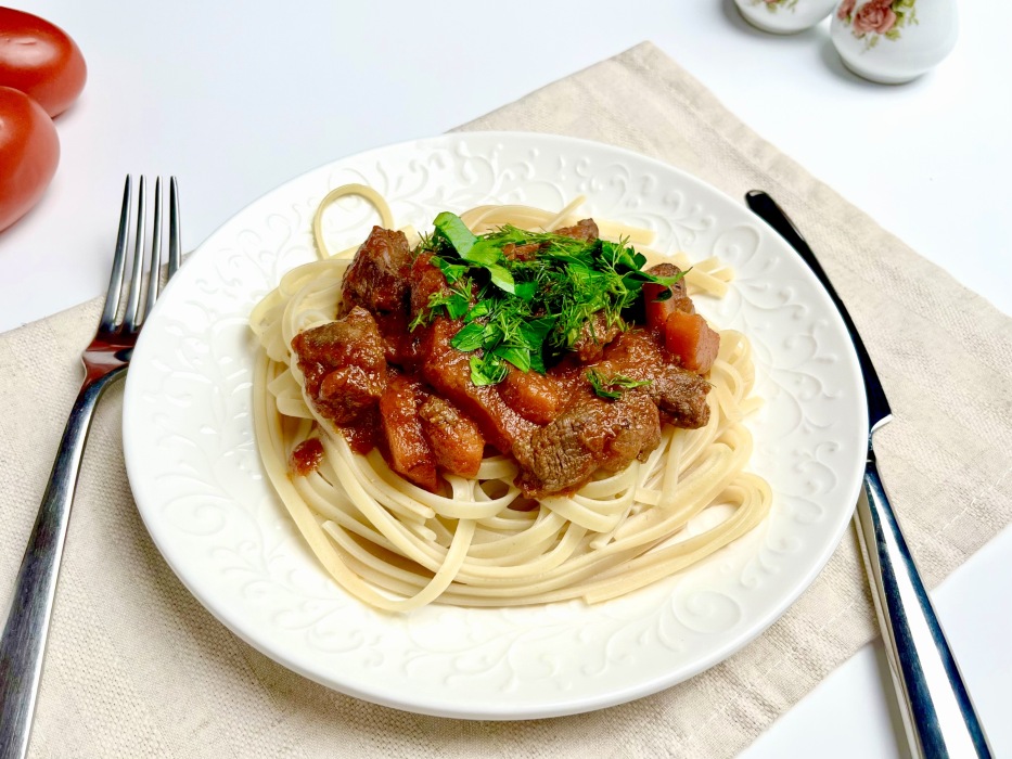 Паста с говядиной в томатном соусе