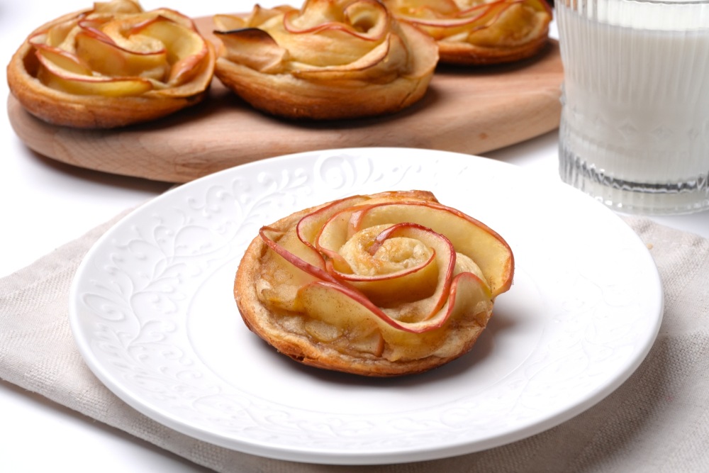 Слоеные розочки с яблоками в духовке