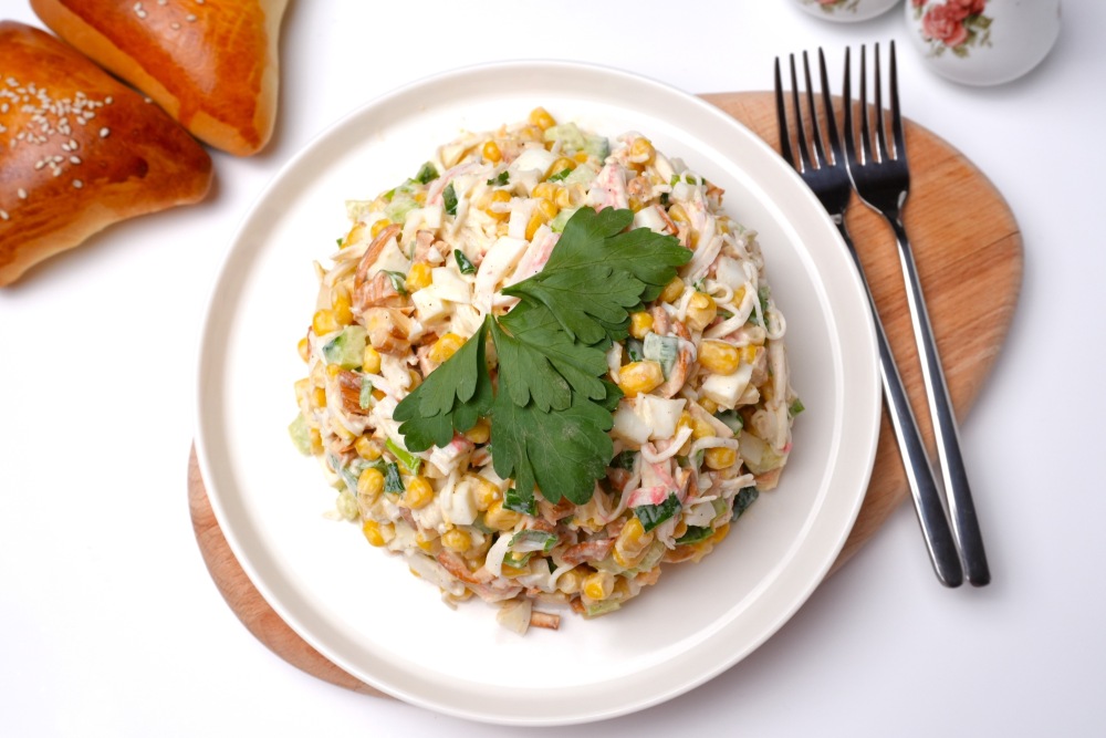 Салат с сыром косичка и крабовыми палочками