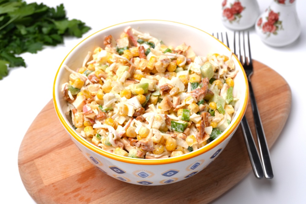 Салат с сыром косичка и крабовыми палочками