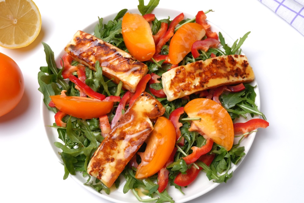 Салат с жареным сыром и помидорами