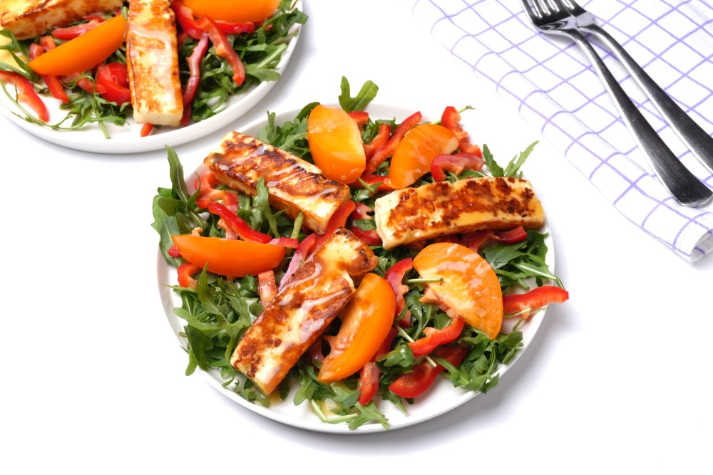 Салат с жареным сыром и помидорами