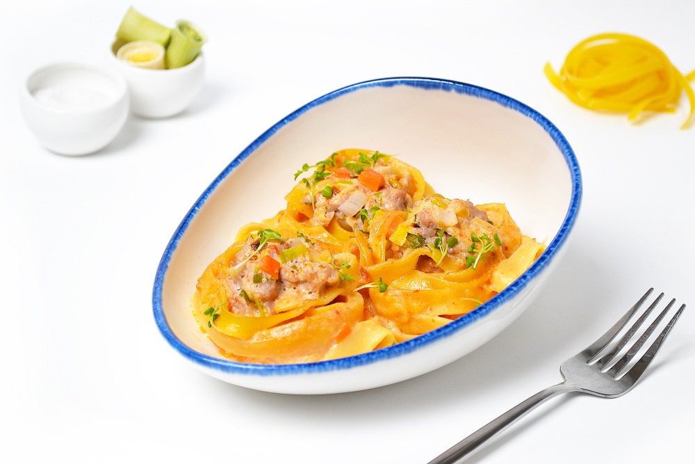 Гнезда из макарон с фаршем на сковороде