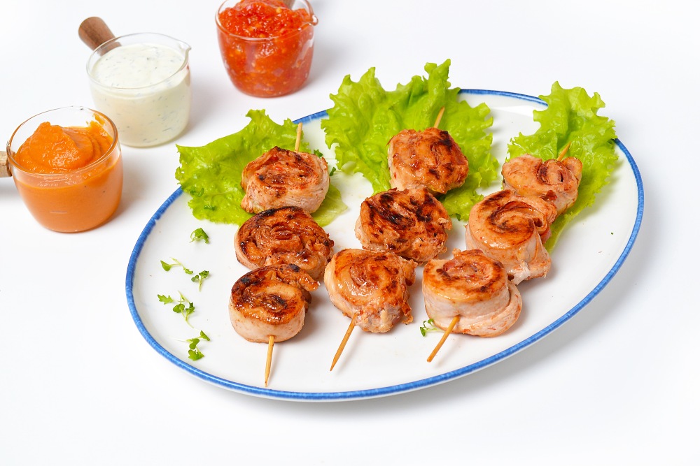 Куриные шашлычки с беконом на сковороде