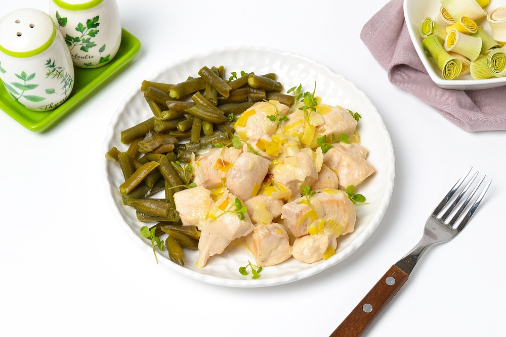 Курица тушеная в сметане на сковороде