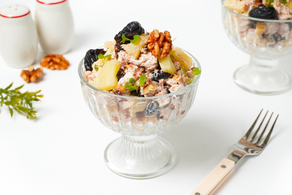 Салат с курицей, с черносливом и грецким орехом
