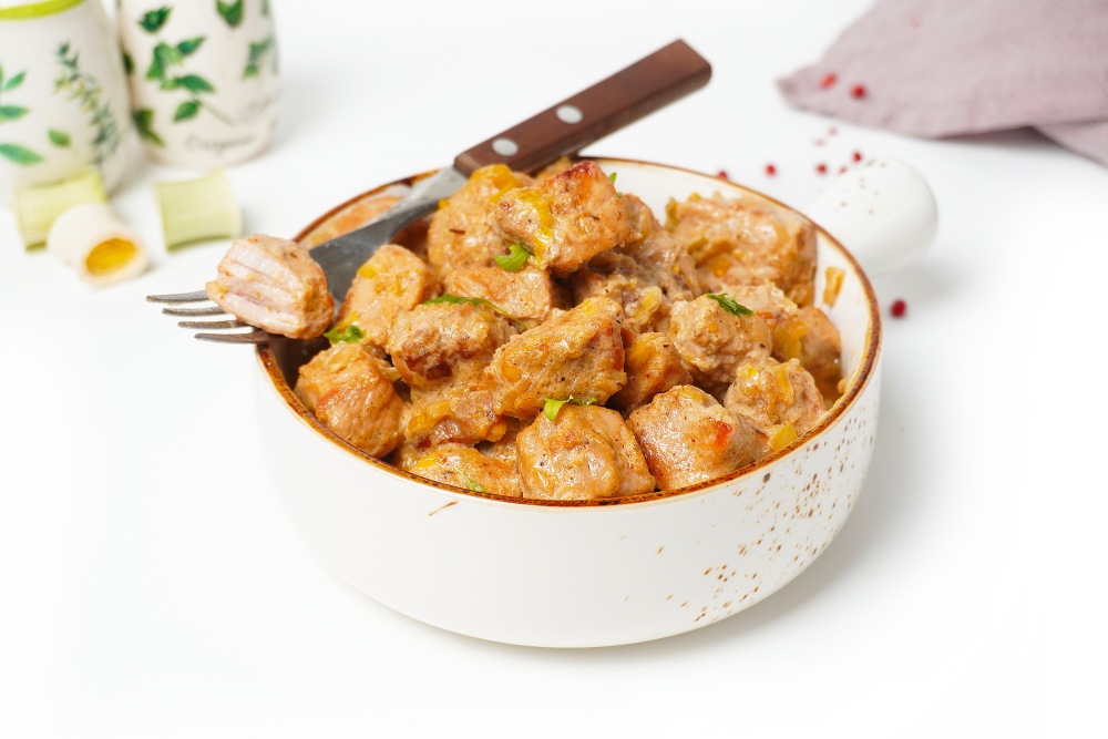 Свинина в сметанном соусе на сковороде