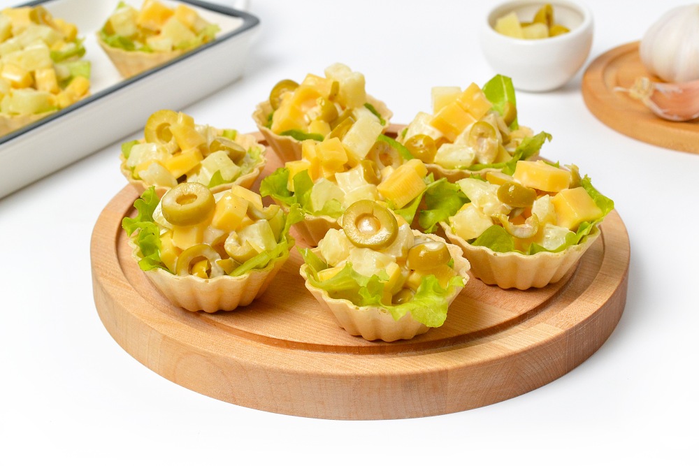 Тарталетки с сыром, ананасом и чесноком на праздничный стол