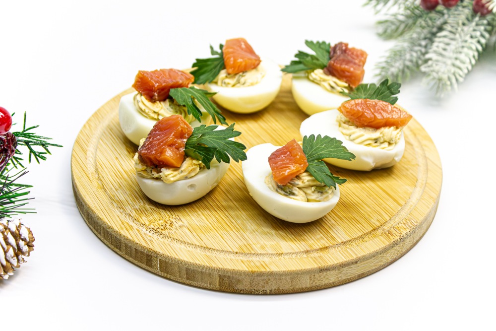 Фаршированные яйца с сыром и красной рыбой