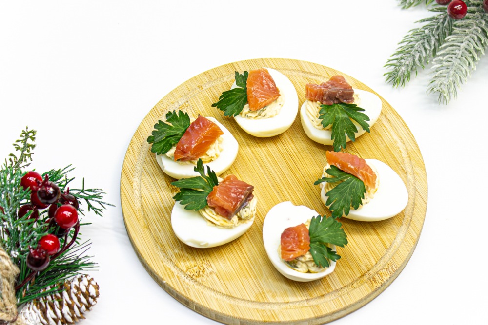 Фаршированные яйца с сыром и красной рыбой