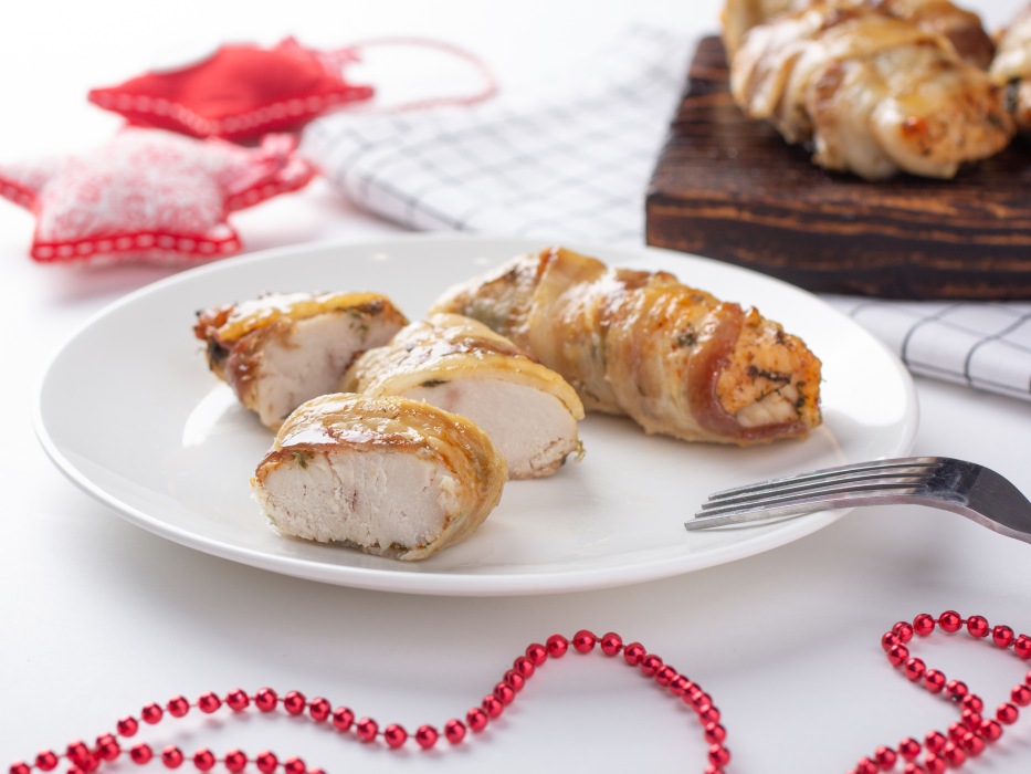 Запеченная грудка индейки в беконе в духовке на Новый год