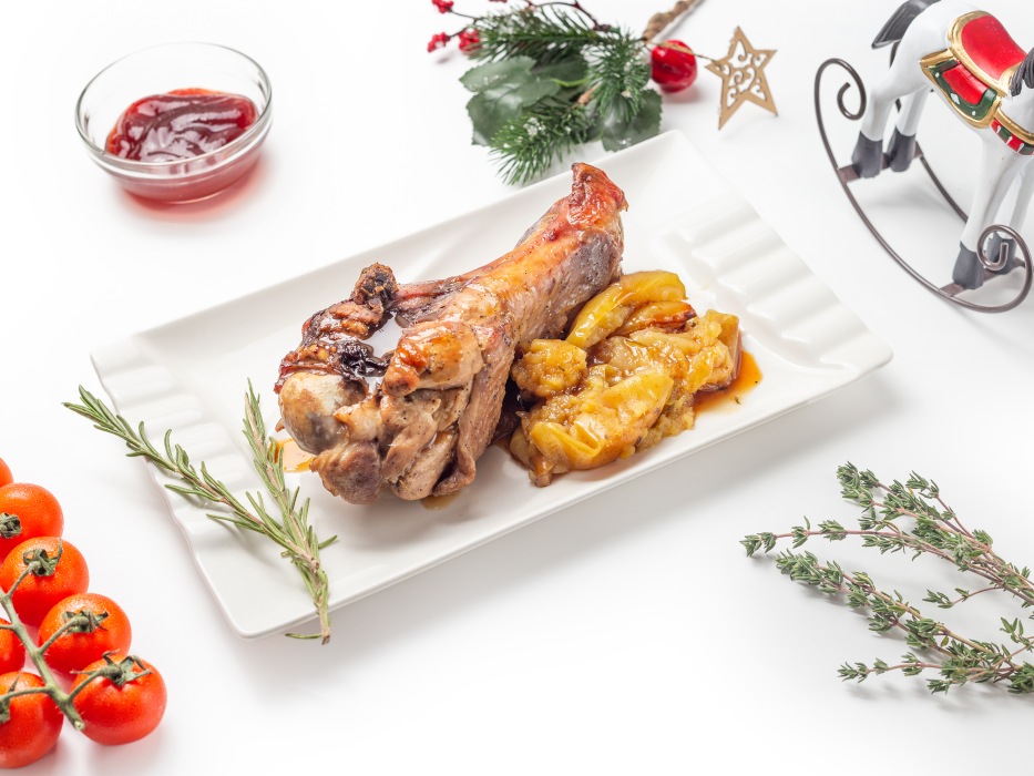 Праздничная индейка, запеченная с яблоками в духовке