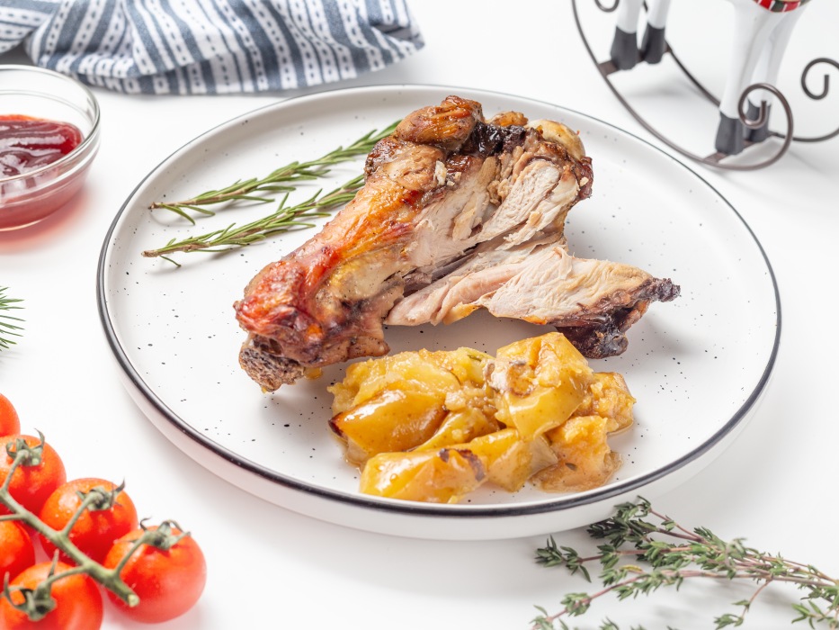 Праздничная индейка, запеченная с яблоками в духовке