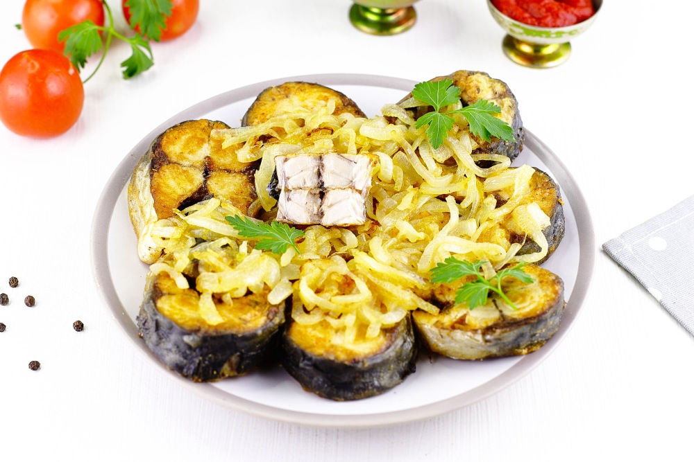 Жареная скумбрия с луком на сковороде