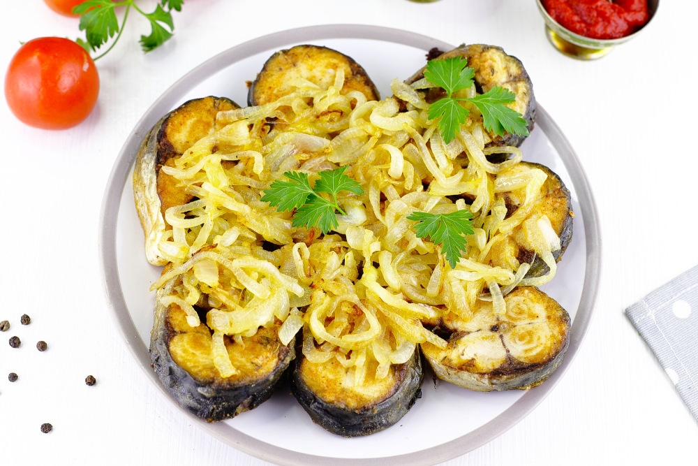 Жареная скумбрия с луком на сковороде