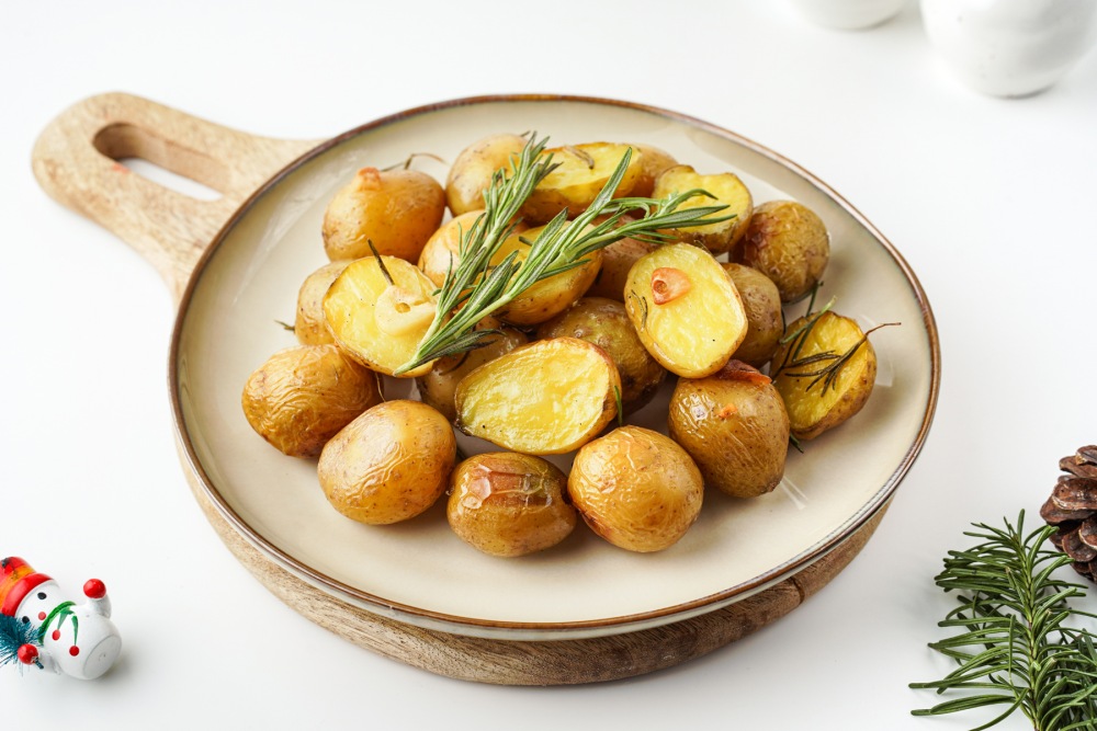 Картофель, запечённый с чесноком и розмарином на праздничный стол
