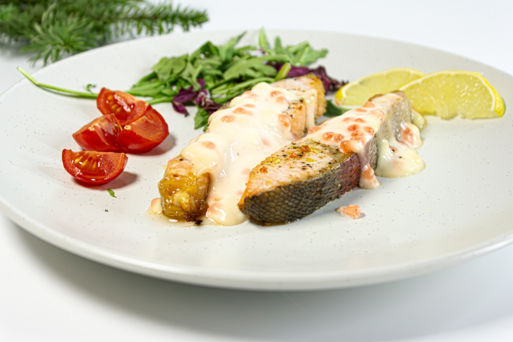 Красная рыба в сливочно-икорном соусе на Новый год