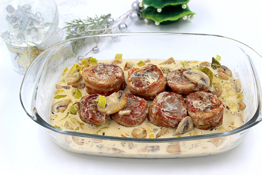 Медальоны из свинины в беконе с грибным соусом на Новый год