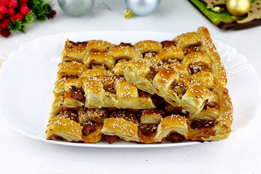 Мясо в слоеном тесте на новогодний стол