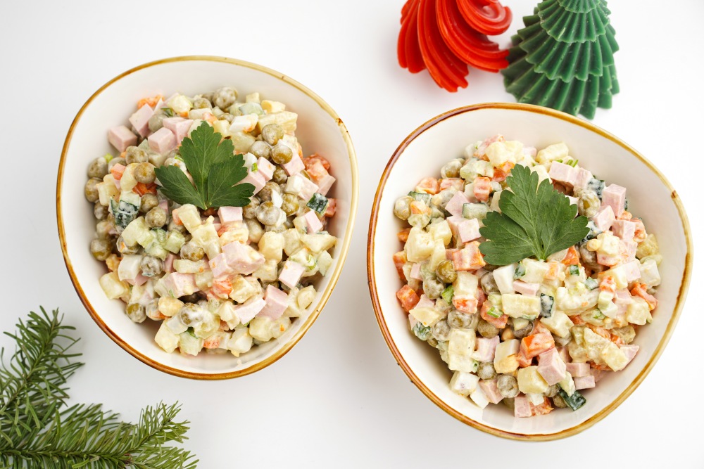 Оливье с колбасой и свежими огурцами новогодний