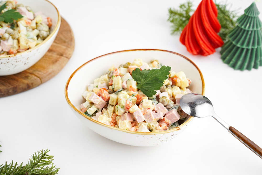 Оливье с колбасой и свежими огурцами новогодний