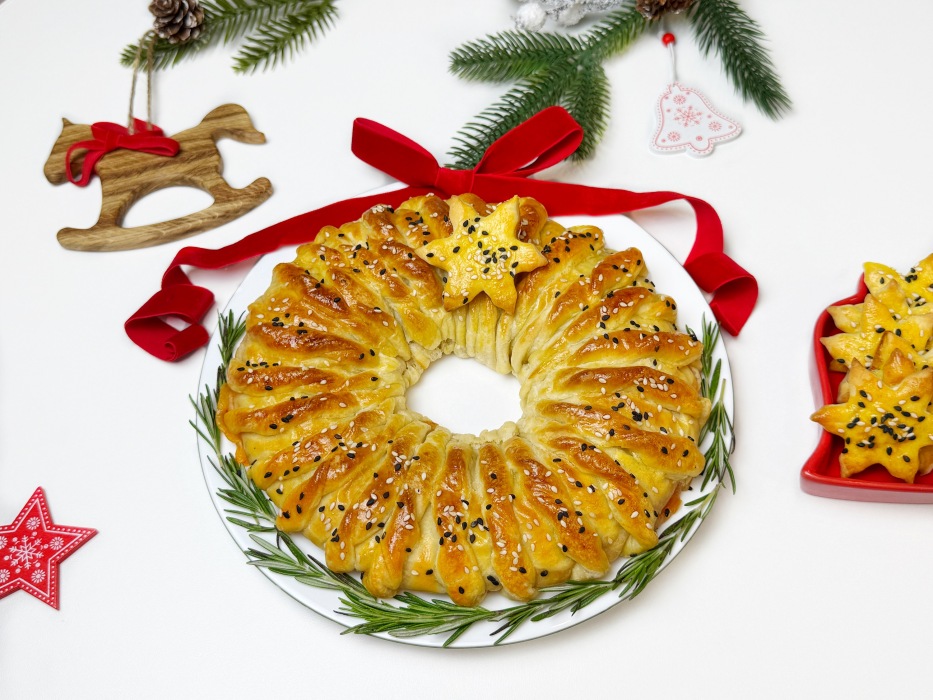 Закусочный пирог “Рождественский венок” из слоеного теста