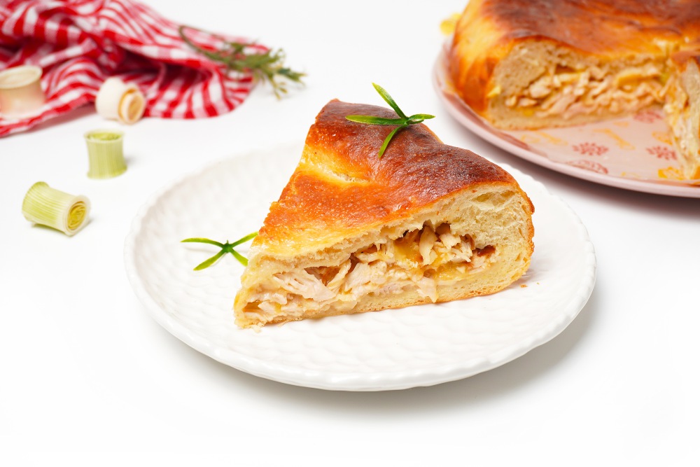 Пирог из дрожжевого теста с курицей и сыром