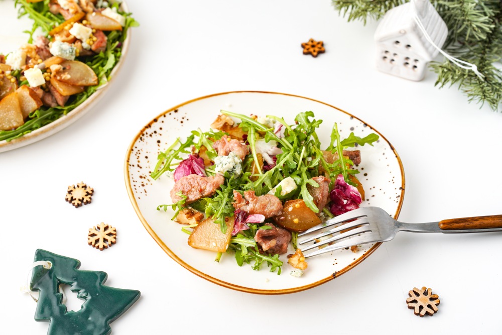 Праздничный салат с индейкой, грушей и сыром