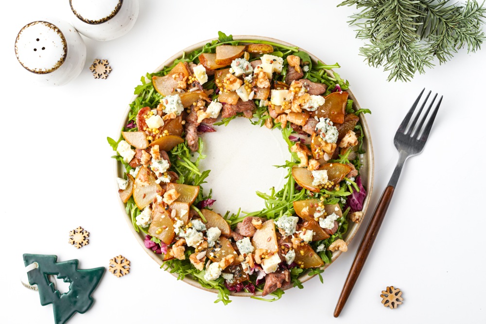 Праздничный салат с индейкой, грушей и сыром