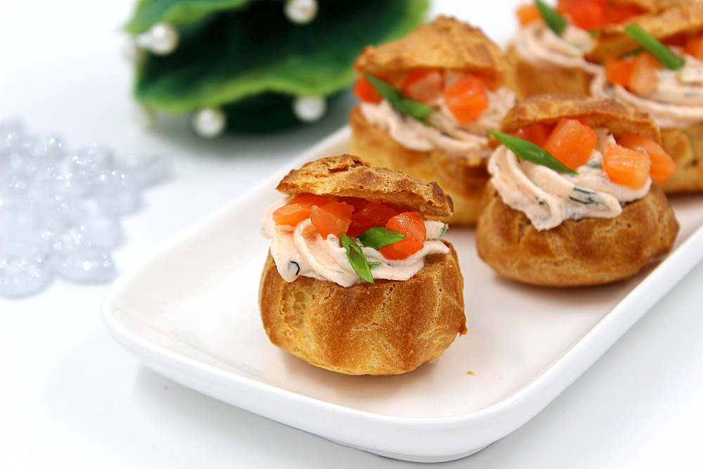 Профитроли с красной рыбой и творожным сыром новогодние