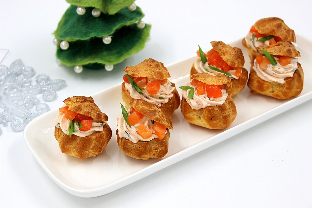 Профитроли с красной рыбой и творожным сыром новогодние