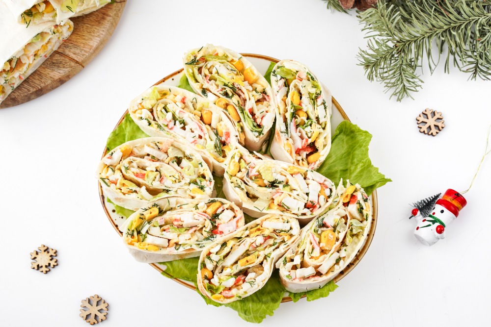 Рулет из лаваша с крабовыми палочками на Новый год