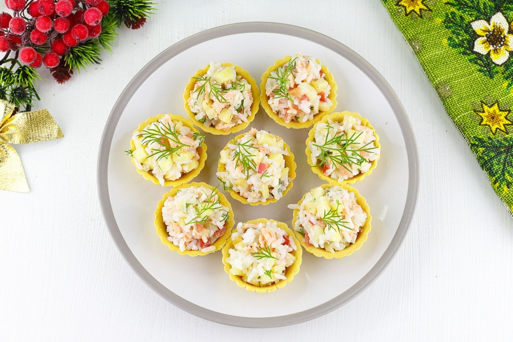 Рыбный салат в тарталетках на праздничный стол