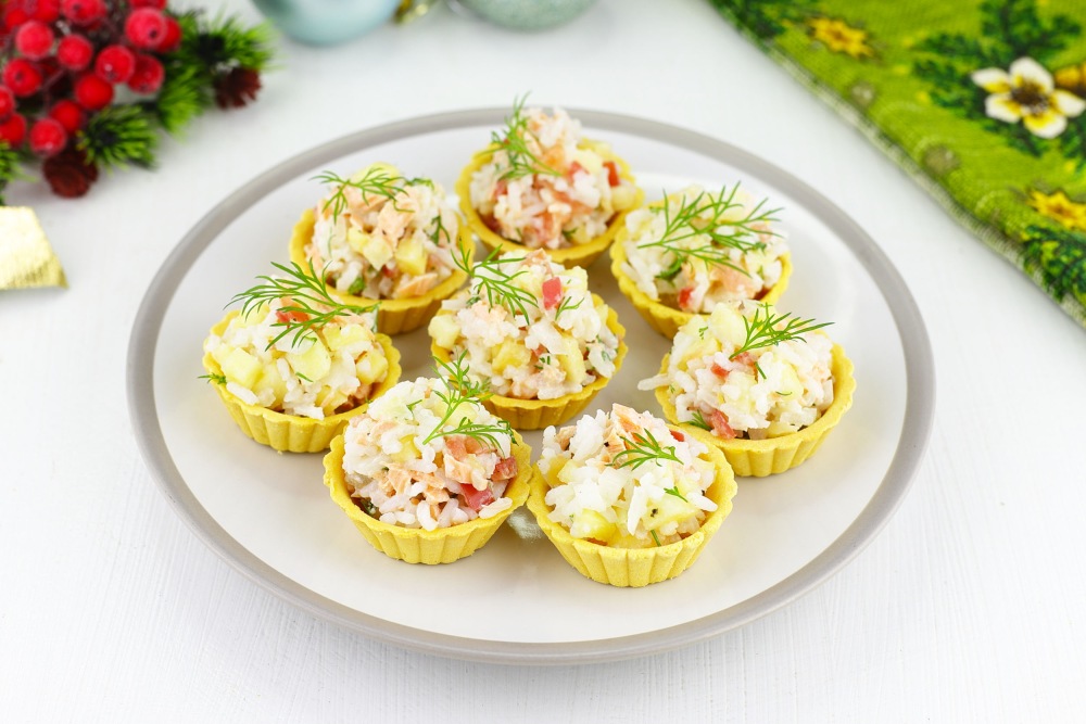 Рыбный салат в тарталетках на праздничный стол