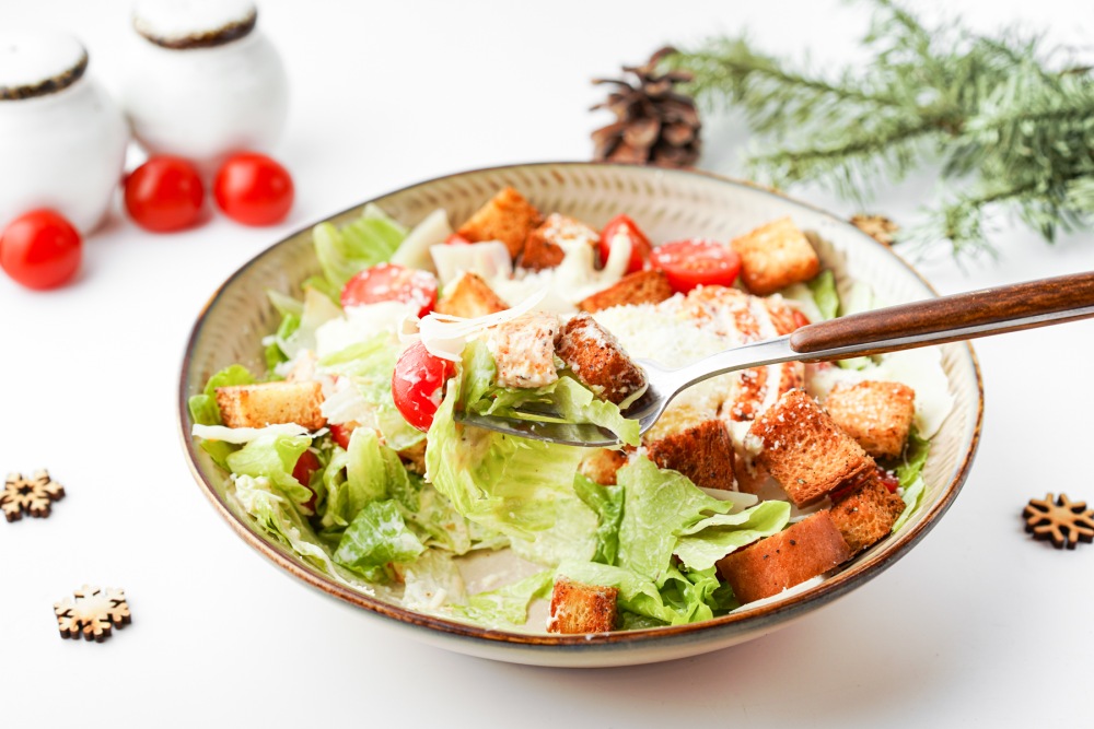 Салат «Цезарь» с жареной курицей на новогодний стол