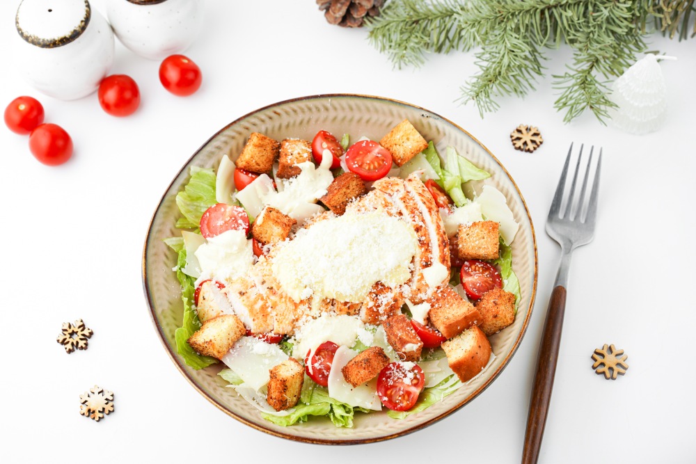 Салат «Цезарь» с жареной курицей на новогодний стол