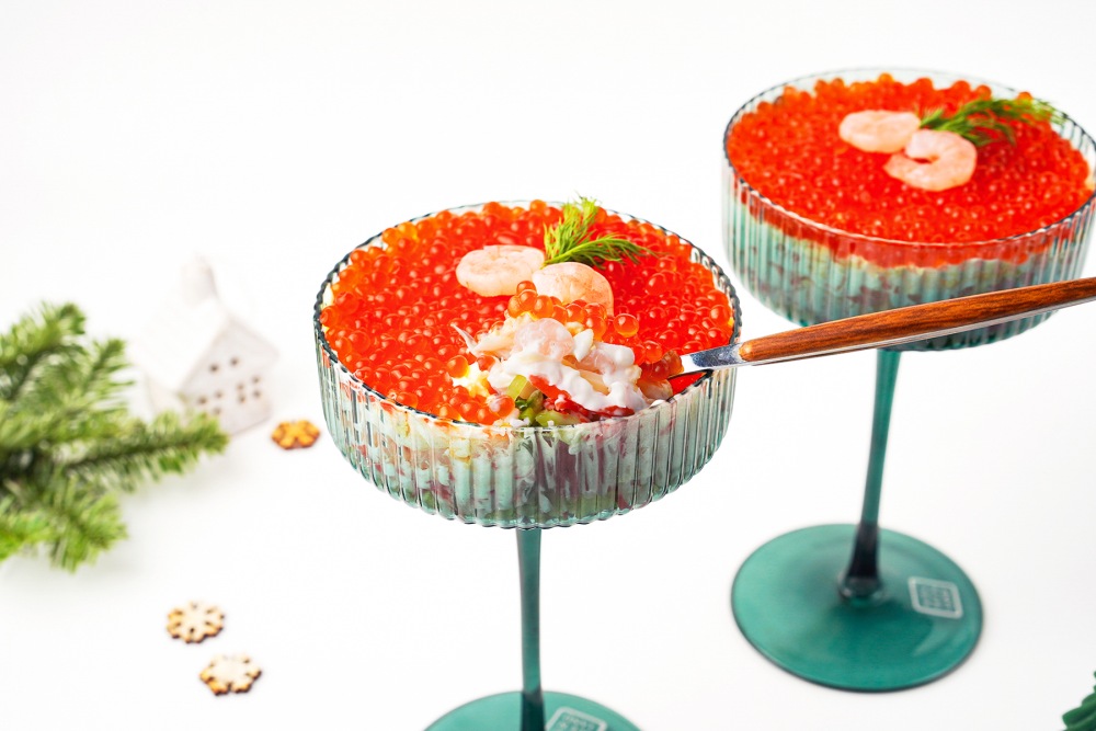 Салат с красной икрой слоями новогодний