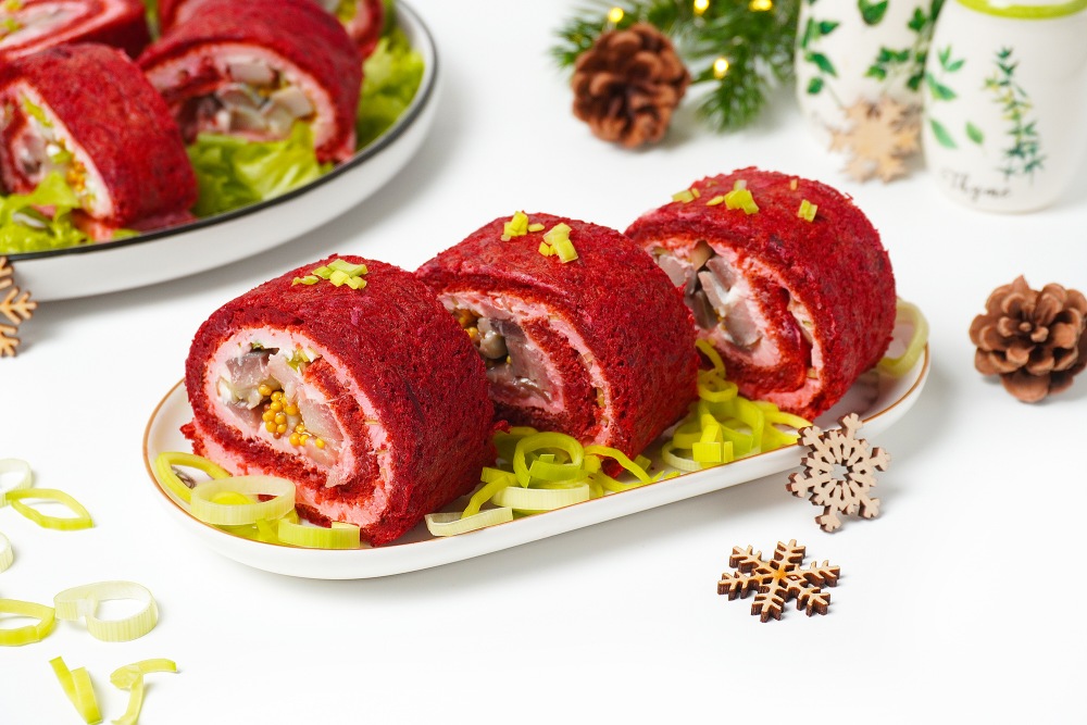 Свекольный рулет с сельдью и творожным сыром праздничный
