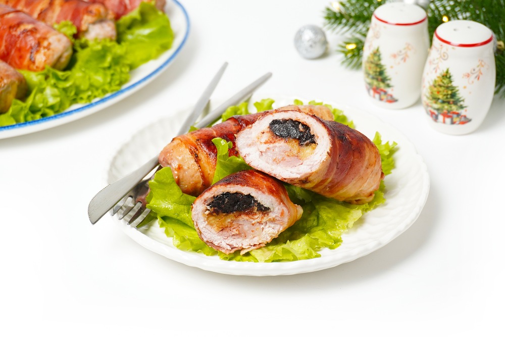 Свиные рулетики с сыром и черносливом в беконе на Новый год